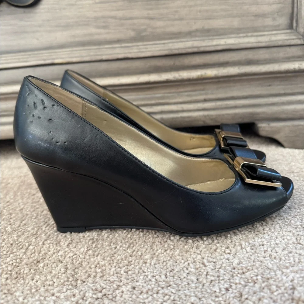 Bandolino Black Peep Toe Wedges Block Heels Bow Pump Gold Leather Metallic